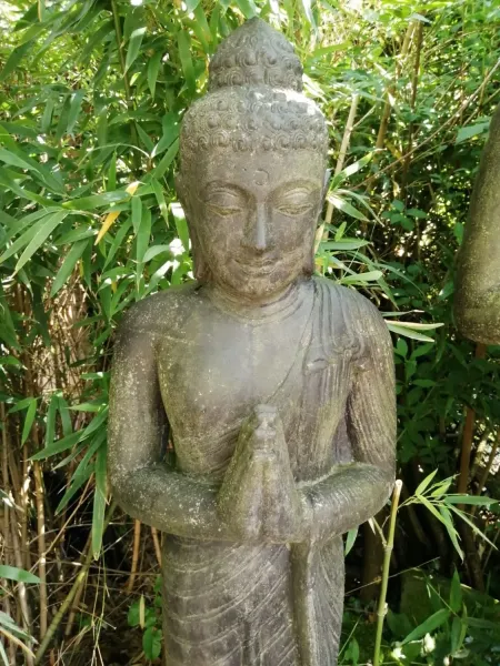 Stehender Buddha, Indien, 158 cm Höhe, Steinguss, handgefertigt und gefärbt 